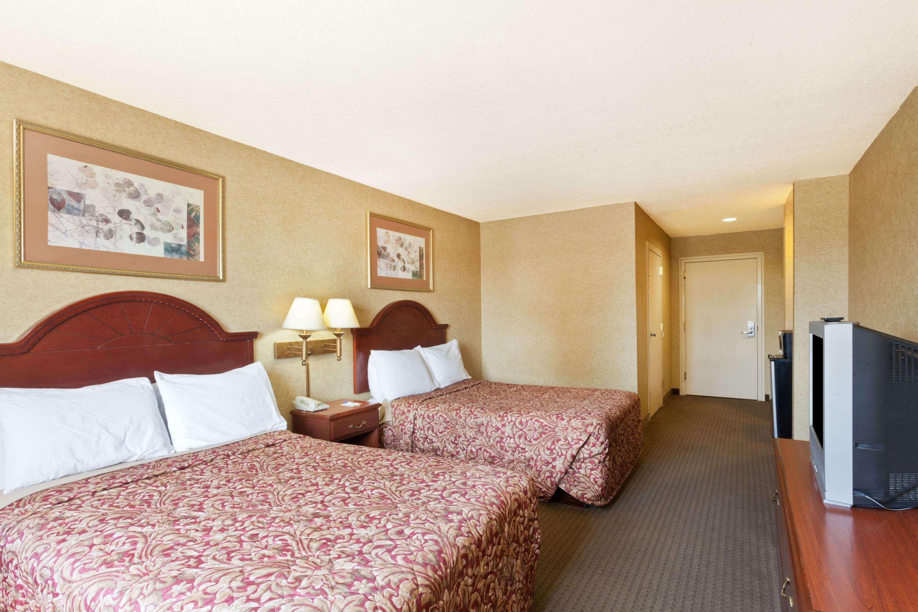 Days Inn & Suites By Wyndham Wynne מראה חיצוני תמונה