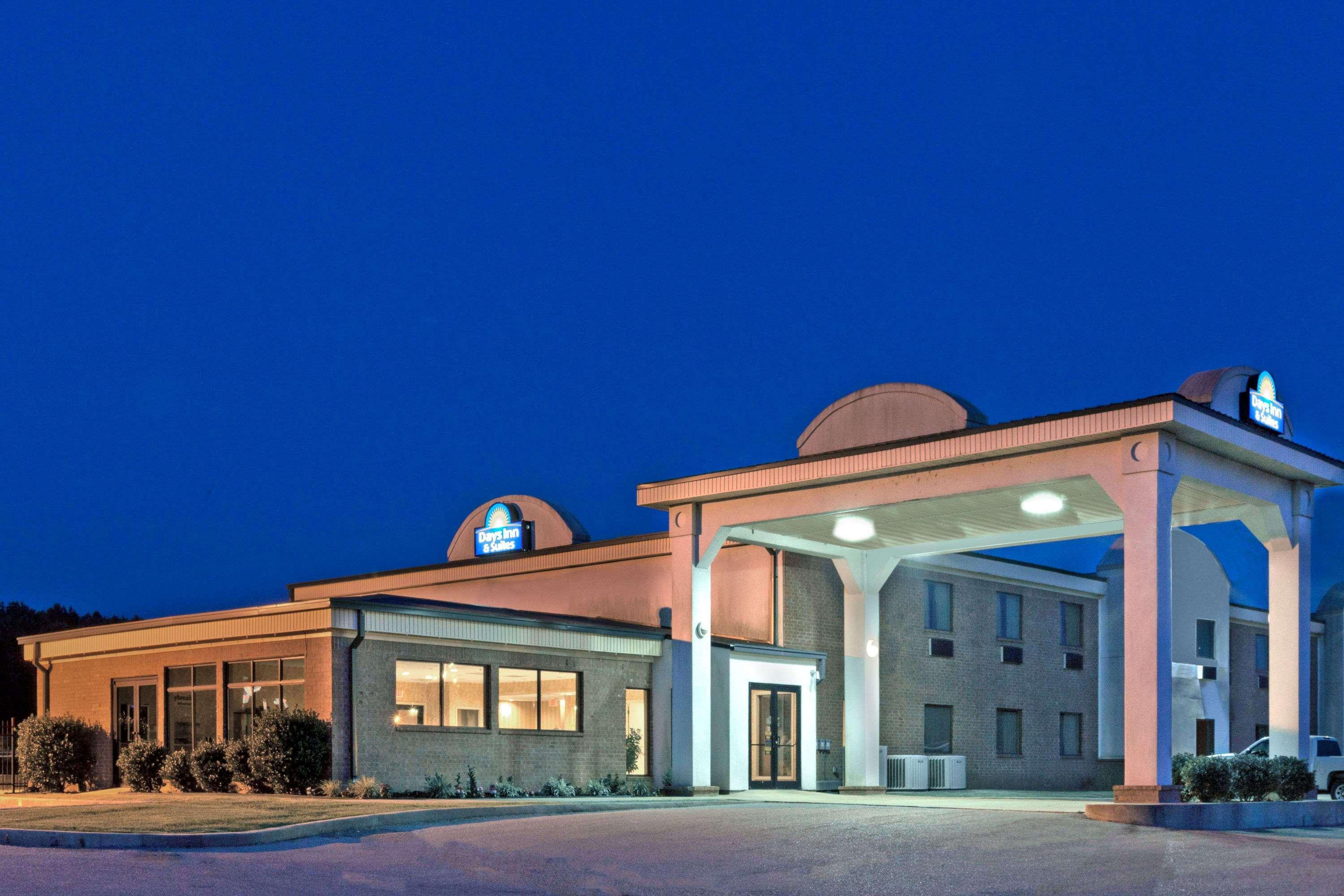 Days Inn & Suites By Wyndham Wynne מראה חיצוני תמונה