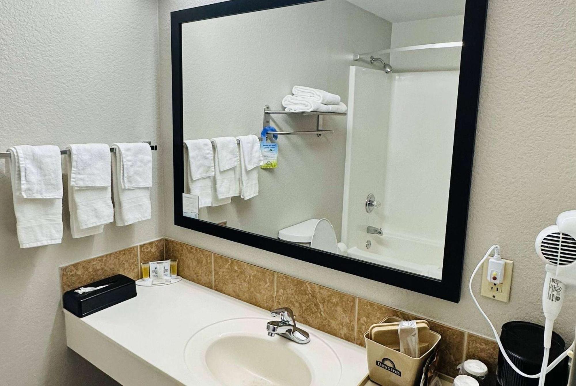 Days Inn & Suites By Wyndham Wynne מראה חיצוני תמונה